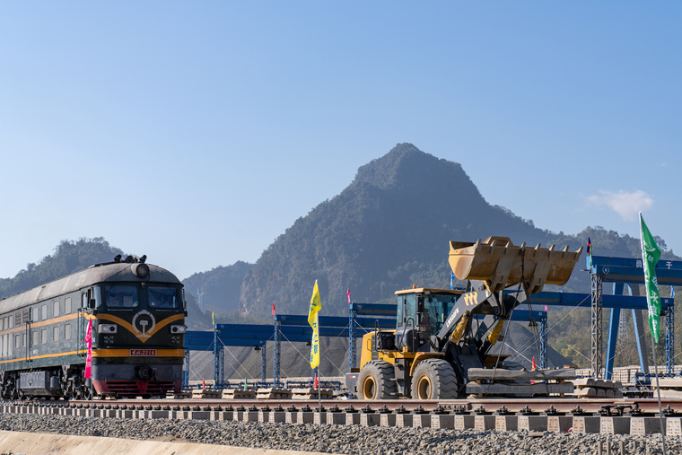 重大进展！中老铁路万象至琅勃拉邦段完成铺轨