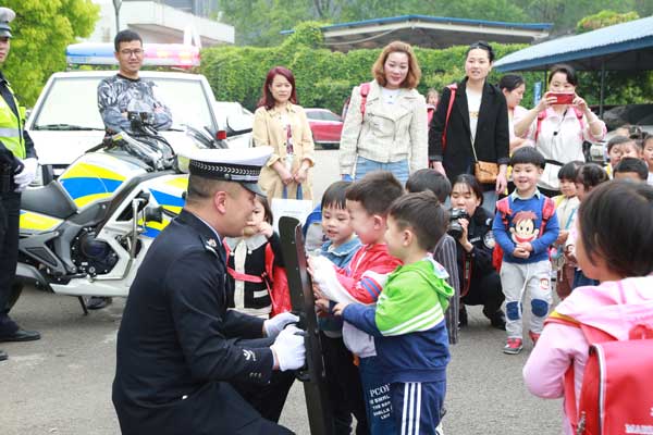 供稿（导航眉山）眉山仁寿：幼儿走进交警大队 民警带萌娃学安全