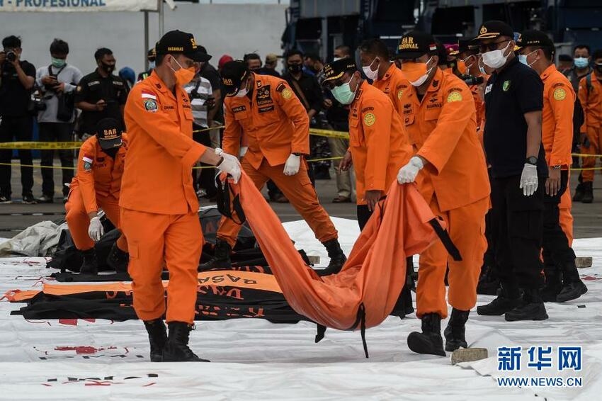 Serpihan Pesawat Sriwijaya Air dan Jenazah Ditemukan Serpihan Pesawat Sriwijaya Air dan Jenazah Ditemukan_fororder_yn10