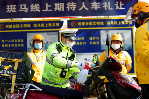 渭南交警：助力外卖防疫防护 力保万家平安健康