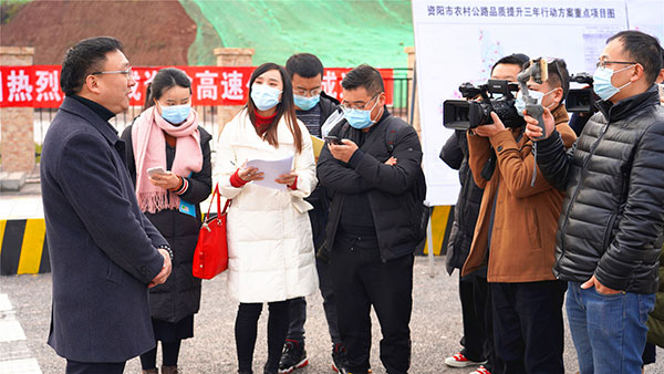 成资渝高速公路将于12月31日24时正式通车_fororder_2、资阳市交通运输局副局长郑勇（左一）接受媒体采访--摄影--刘世光