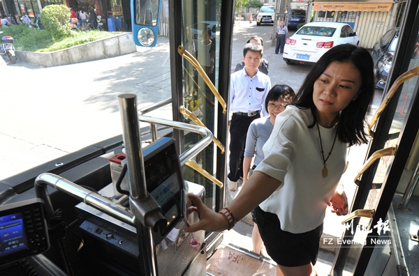 【福州】【移动版】【Chinanews带图】福州市人大代表建议：公交车厢可设“一键式”报警装置