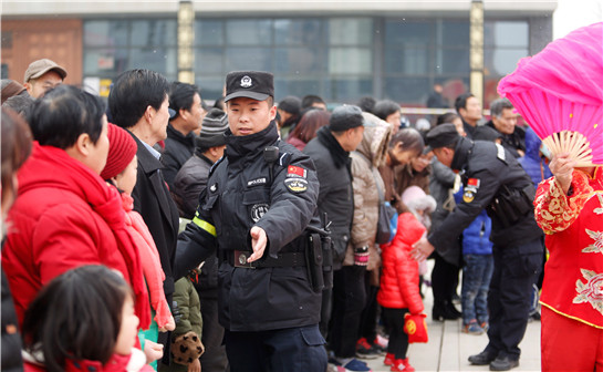 陕西渭南：巡特警一线维护秩序  护航新春文化大庙会
