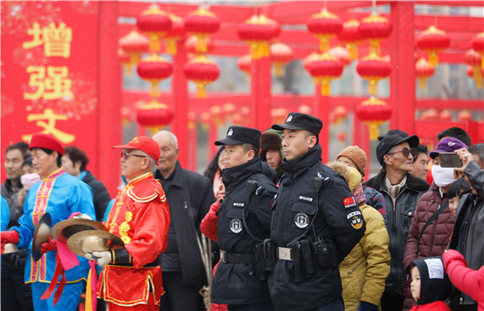 陕西渭南：巡特警一线维护秩序  护航新春文化大庙会