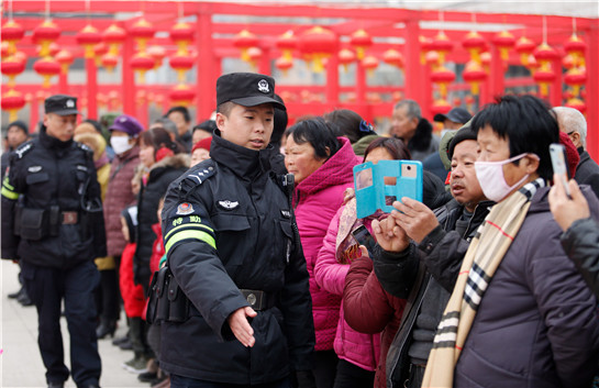 陕西渭南：巡特警一线维护秩序  护航新春文化大庙会