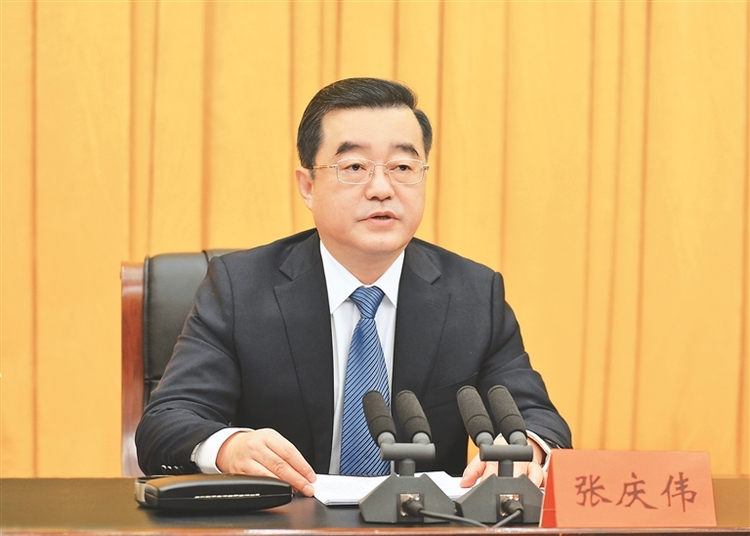 黑龙江省委经济工作会议在哈尔滨举行