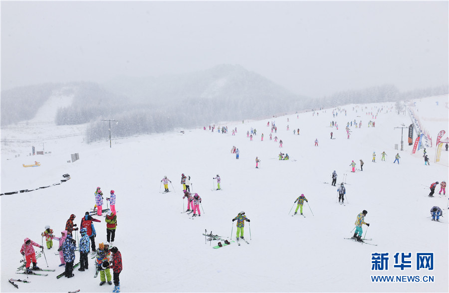 新华网近百万网友“云”上围观冰雪健儿神农架竞速