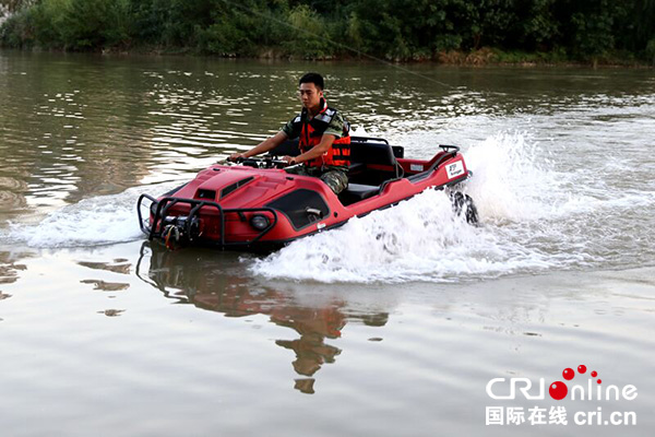 图片默认标题_fororder_消防人员水上试行（消防供-图）