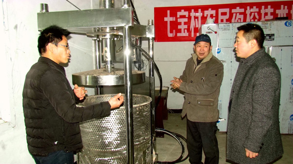 图片默认标题_fororder_谢和彪和村干部查看正在安装的萝卜加工设备