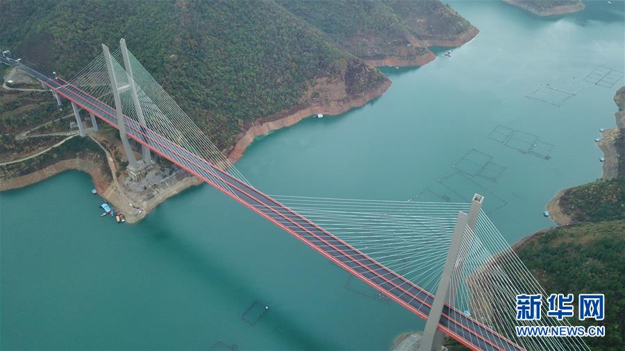 贵州：烟雨红水河大桥