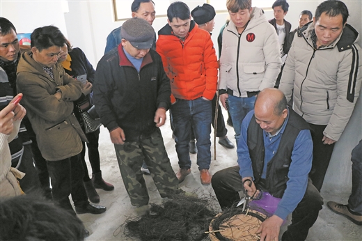 都安瑶族自治县扶贫安置新区举办竹藤草芒编织培训班
