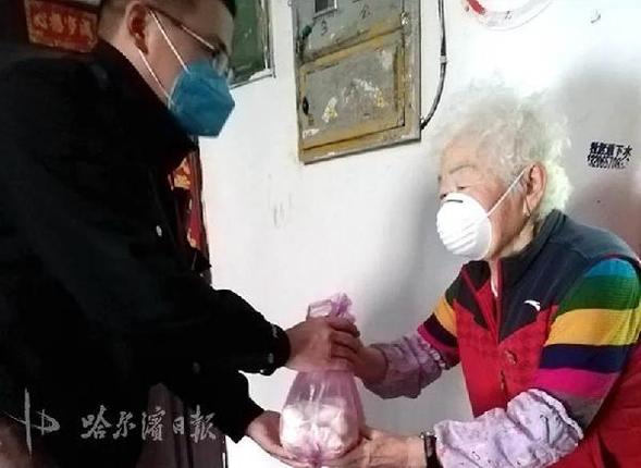 哈尔滨人实力“宠”一线民警：孩子拿压岁钱给买口罩，老奶奶亲手给包饺子……