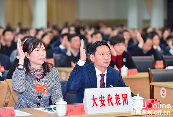 图片默认标题_fororder_5举手表决通过决议（摄影-廖志全）