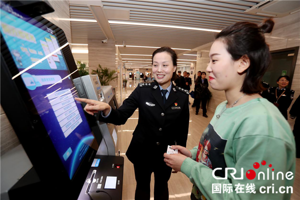 【湖北】【CRI原创】武汉警方推出湖北首台多功能“警务ATM”一体机