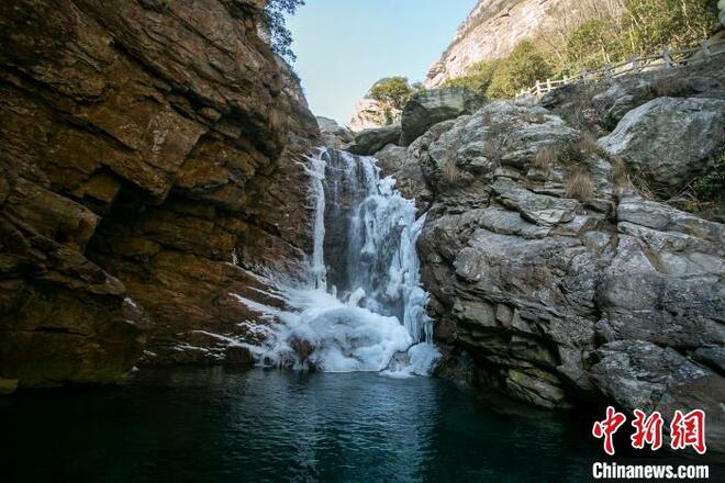 Air Terjun Membeku Umpama Reben Ais_fororder_421