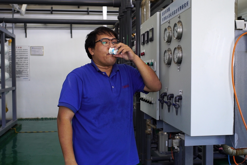 图片默认标题 图片默认标题_fororder_永兴岛海水淡化厂职工直接饮用经过淡化的海水 摄影:高宇