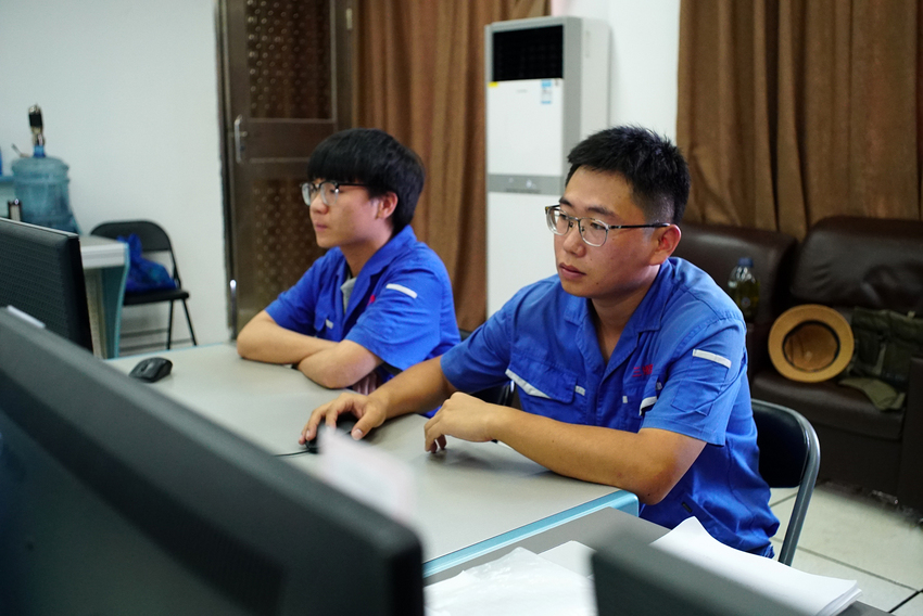 图片默认标题 图片默认标题_fororder_永兴岛海水淡化厂负责人桑东子在监控淡化水生产情况 摄影:高宇