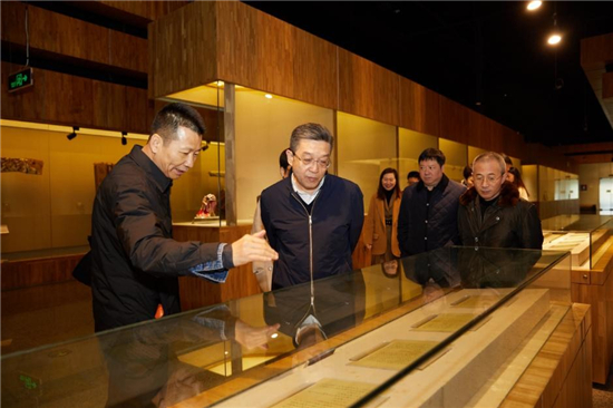 (B 财经)上海市委统战部部长郑钢淼走访调研美特斯·邦威集团