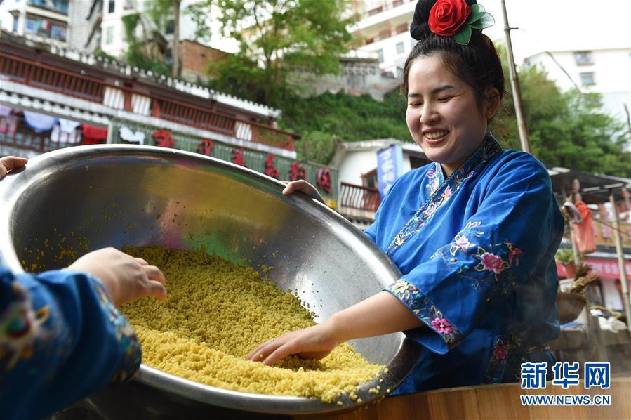 赶制“姊妹饭” 喜迎姊妹节