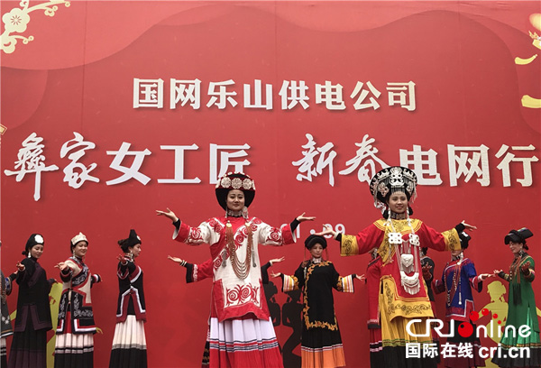 图片默认标题_fororder_4、彝族服饰现场走秀表演-摄影-张黎萍