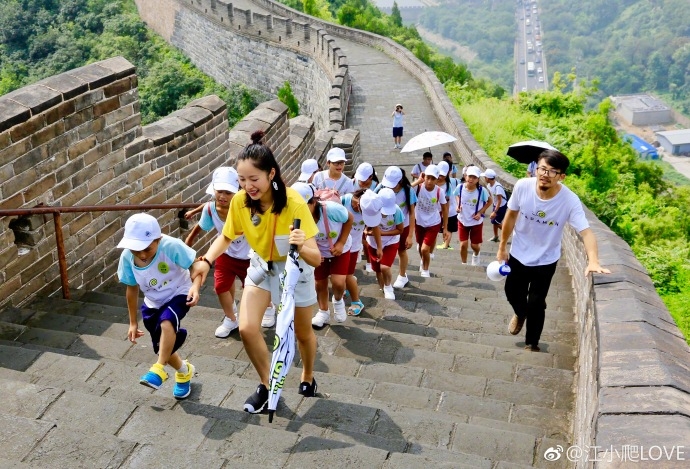 江一燕好体力!陪小学生爬长城 热闹互动心情好