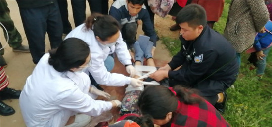 （导航眉山）眉山彭山：老人跌落悬崖受伤 民警脱下警服为老人保暖