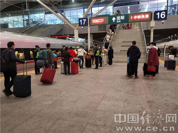 图为深圳北高铁站日渐增多的返深人员.