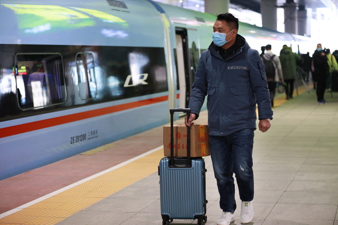 1月15日，旅客準(zhǔn)備登車。