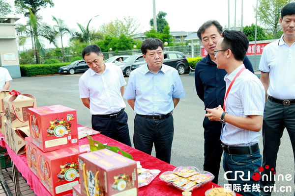 图片默认标题_fororder_考察组在徽记考察