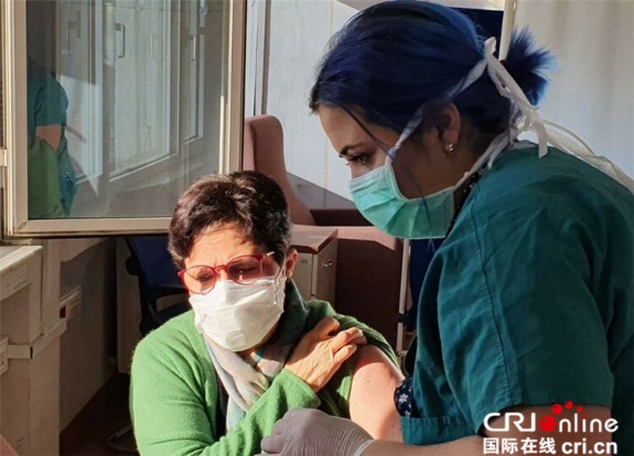 Türk doktor Nur Olgun: Ailemizden dört doktor aşı oldu_fororder_5555