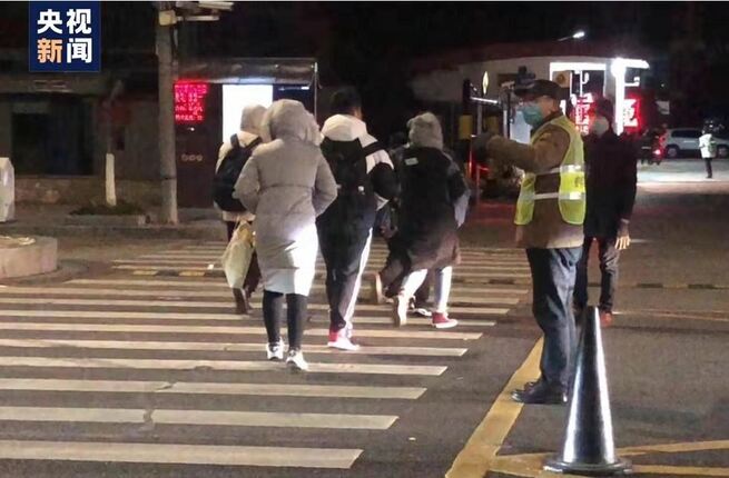 寒い早朝の校門で生徒を迎える「520校長」_fororder_3-1