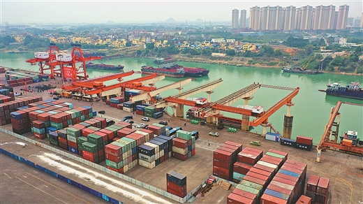 贵港港成为珠江水系首个内河亿吨大港