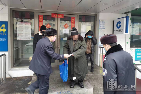 哈尔滨警察在疫情防控志愿行动中学雷锋