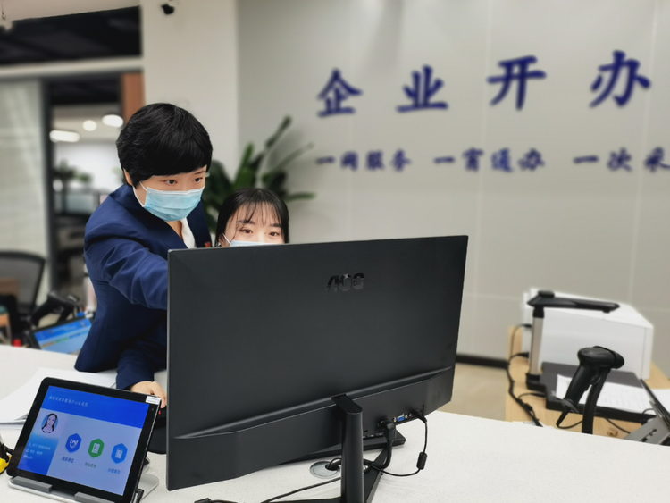 西安雁塔区行政审批局审批科科长王阳:办法总比困难多