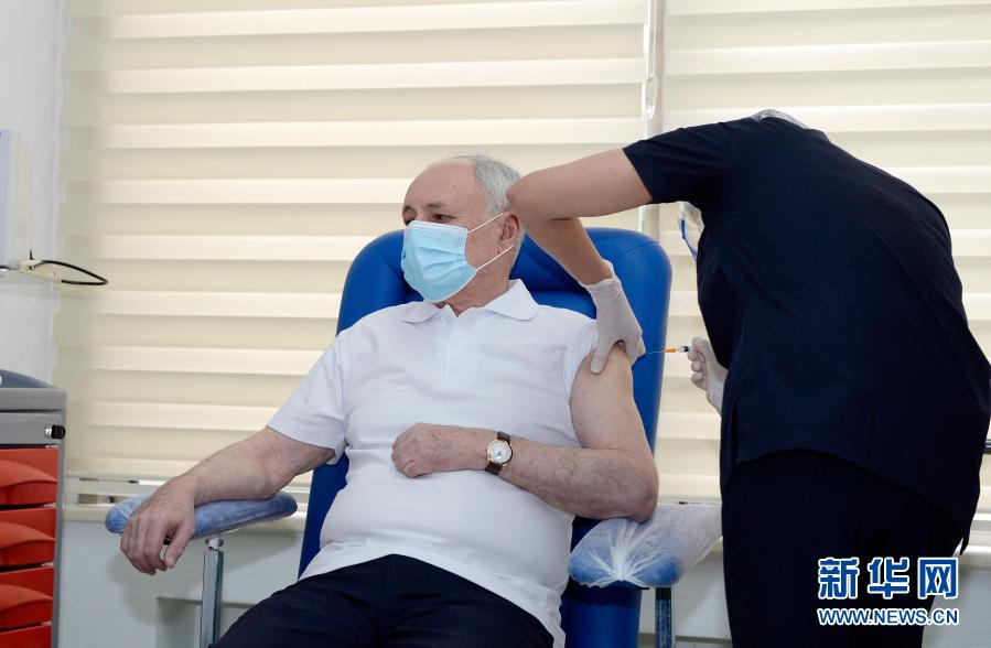 阿塞拜疆卫生部长接种中国产新冠疫苗