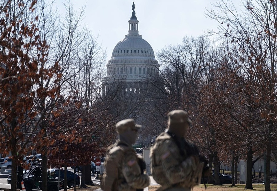 华盛顿“全副武装”迎拜登上任 美权力过渡伏危机？
