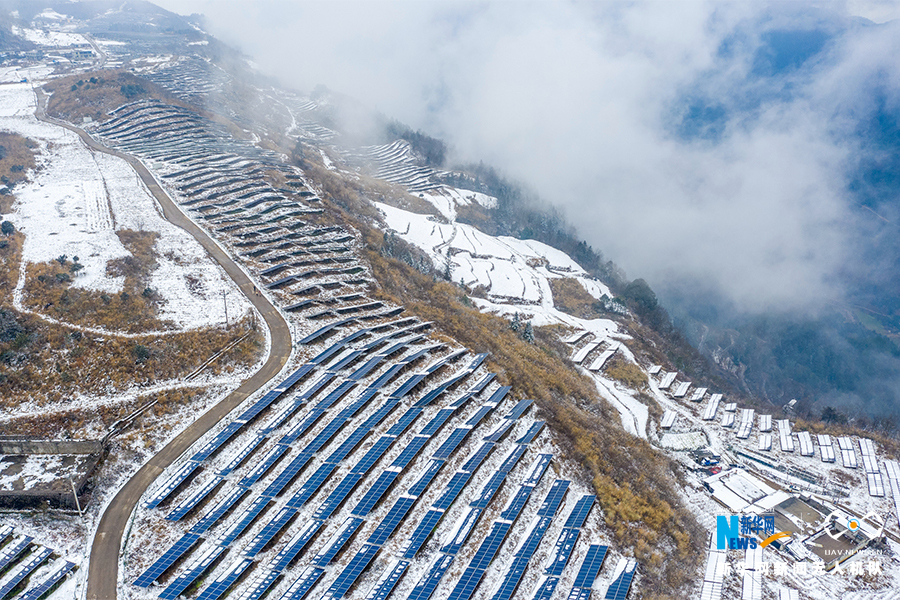 【城市远洋】航拍重庆黔江：雪域高山光伏“梯田”