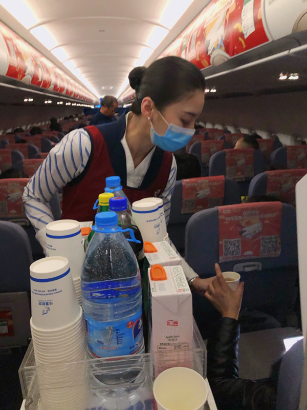 致敬“逆行”女同胞：华夏航空乘务员家在疫区 职在一线