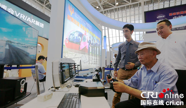 图片默认标题_fororder_在北川通航展区，76岁的李大爷兴致勃勃的体验模拟飞行后，连呼过瘾