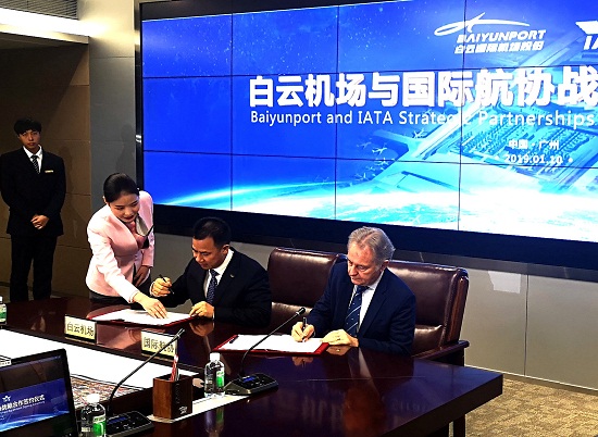 图片默认标题_fororder_广州白云机场股份有限公司董事长邱嘉臣（左）与国际航协高级副总裁康瑞德（右）签署战略合作协议（韩希  (2)