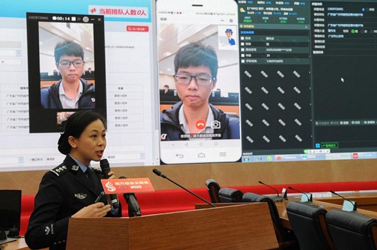 图片默认标题_fororder_广东公安现场演示视频报警功能。拍摄：王正