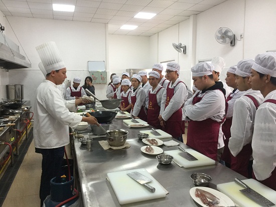 图片默认标题_fororder_学员们在饶平县潮州菜烹调技能人才实训基地学习。摄影 朱子荣