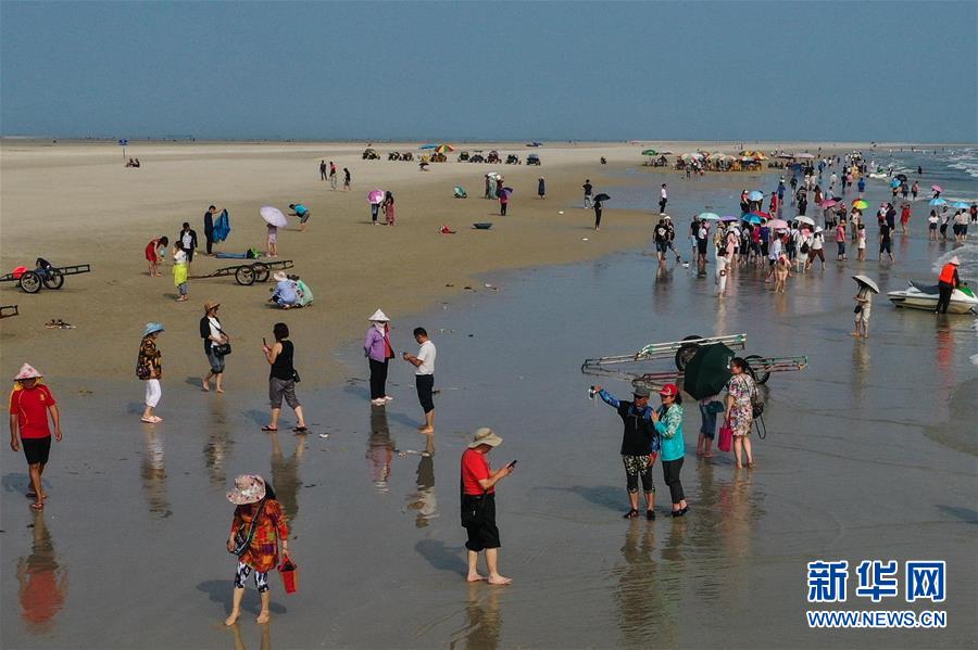 广西北海:北海银滩游人多 广西北海:北海银滩游人多
