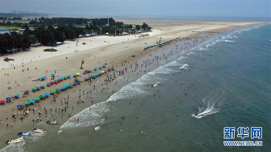 广西北海:北海银滩游人多 广西北海:北海银滩游人多