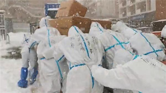 （已过审）【B】风雪中的“移动雕像”：大连抗疫志愿者十余天卸运物资十余吨
