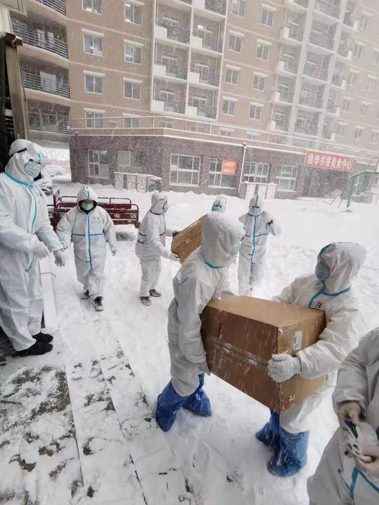 （已过审）【B】风雪中的“移动雕像”：大连抗疫志愿者十余天卸运物资十余吨