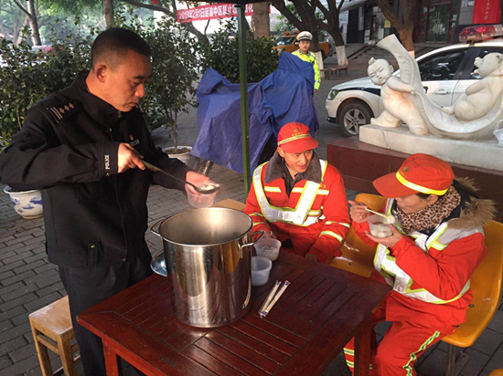 【社会民生】重庆渝中执勤民警邀环卫工人同吃汤圆 共度元宵
