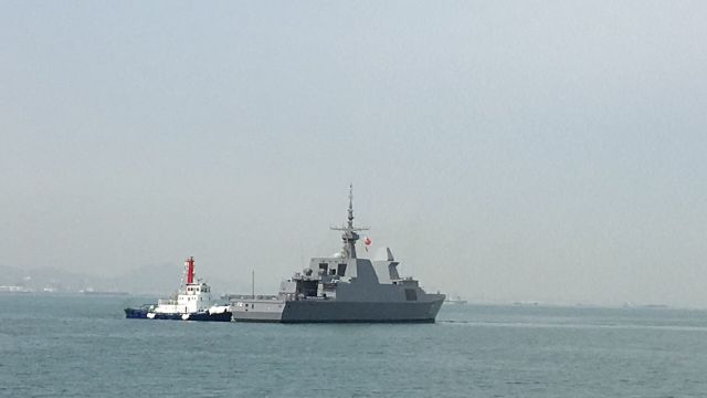 参加海军成立70周年多国海军活动的首艘外国舰艇抵达青岛