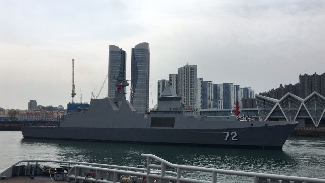 参加海军成立70周年多国海军活动的首艘外国舰艇抵达青岛