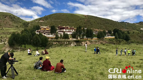 图片默认标题_fororder_摄制组拍摄理塘甲洼藏戏